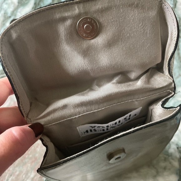 YOSHIKI HISHINUMA Metallic Leather Silver Chain Purse - Picture 4 of 5